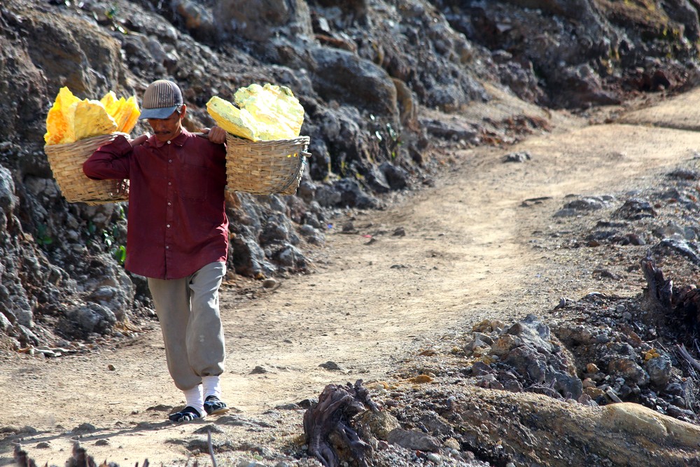 sulfur-bearer in sandals
