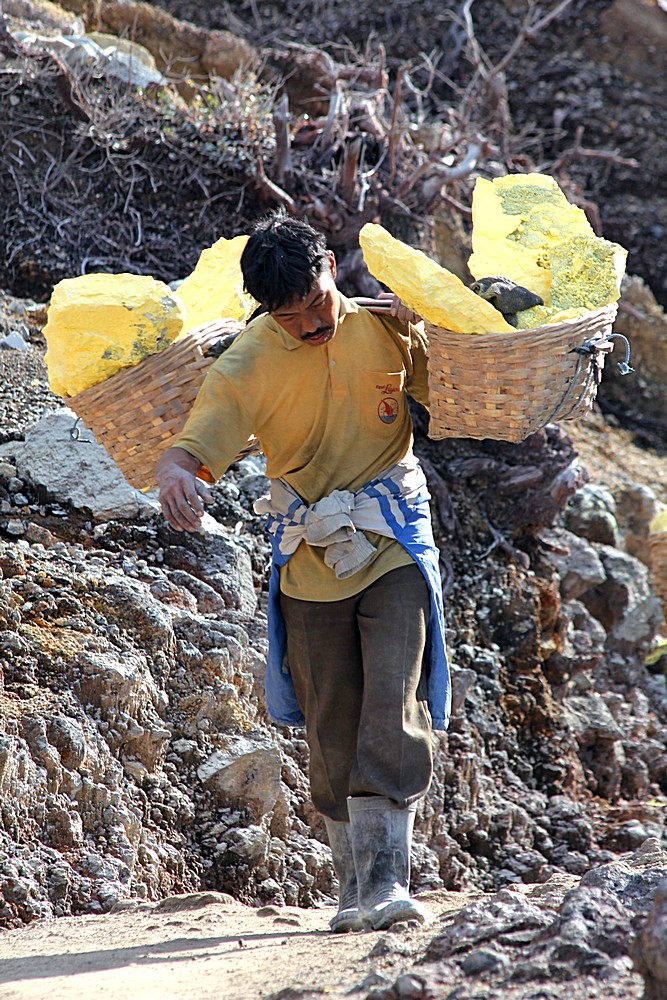 brimstone-and-humanity-Kawah-ijen-indonesia